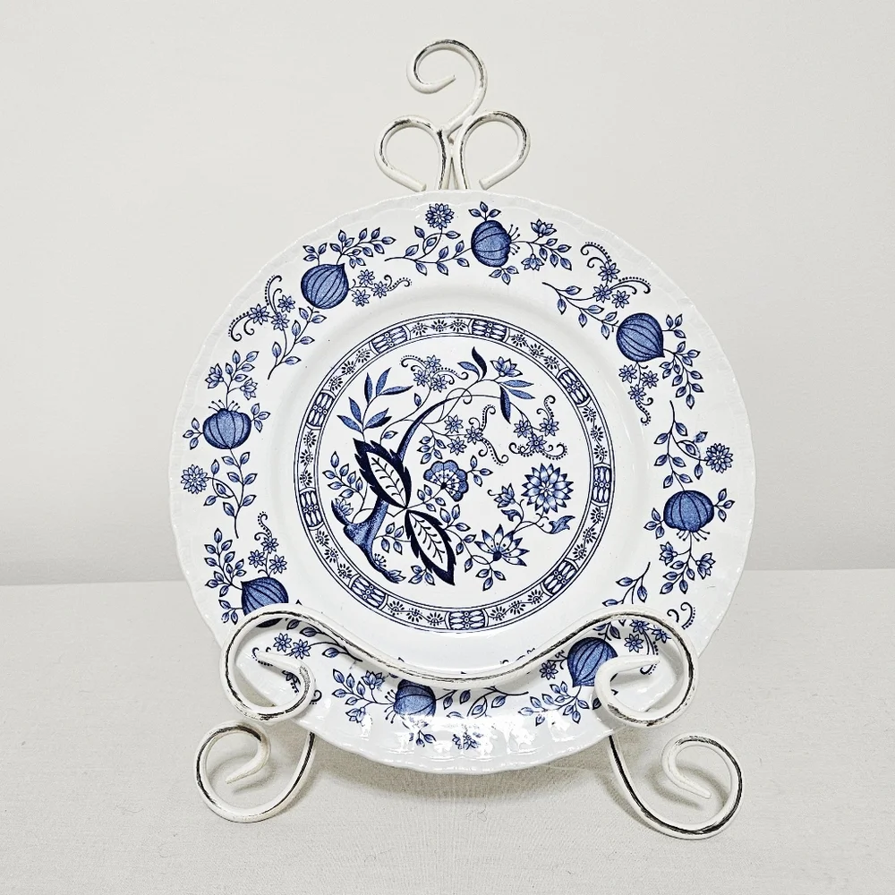 Vtg. Wedgewood Blue Heritage Dinner Plate England Hand‎ Engraving EUC White 10